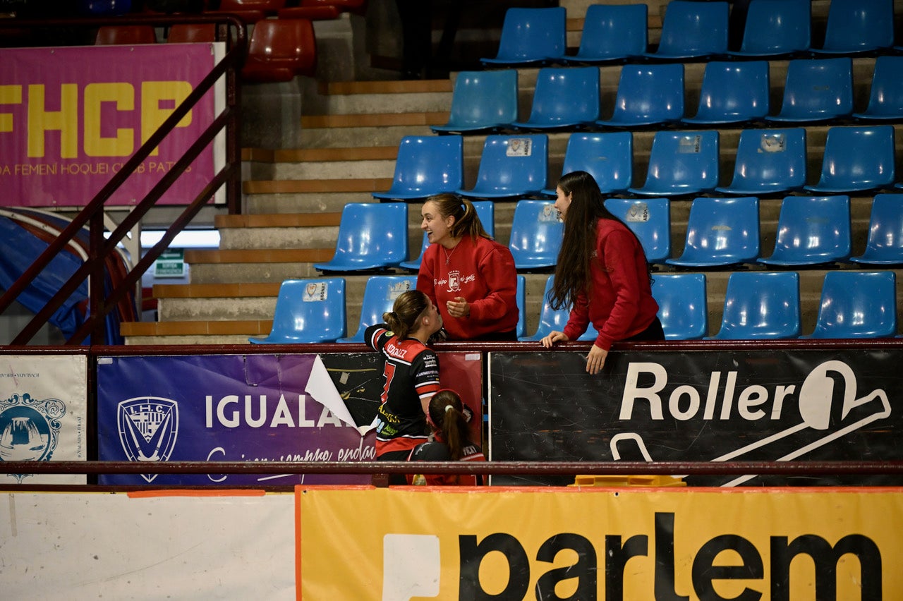 Sara Roces y Marta Piquero, en las gradas..