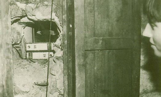 Foto publicada en 1998 de un butrón practicado en 1993 en la oficina del BECX.
