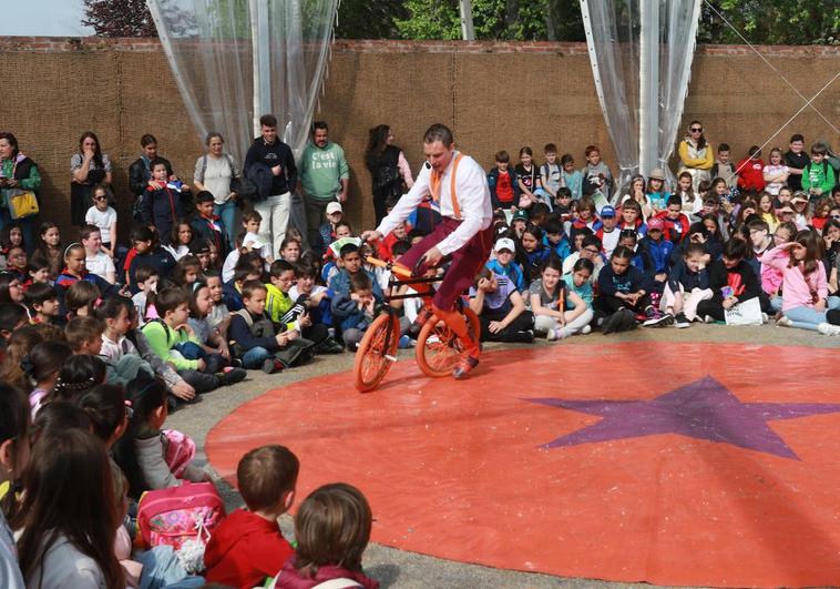 Medio millar de alumnos celebran el aniversario del Jardín Botánico.