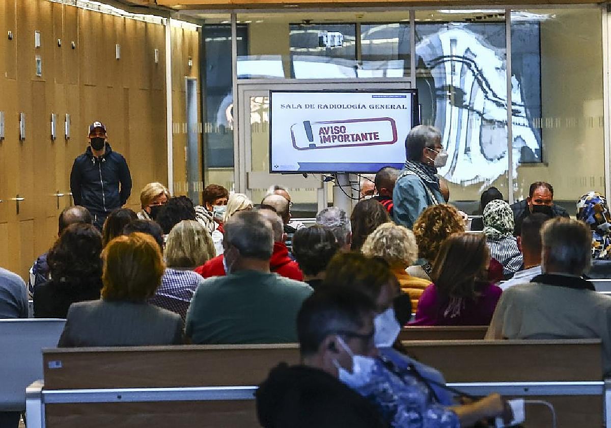 Pacientes esperan a ser atendidos en el área de consultas externas del HUCA.