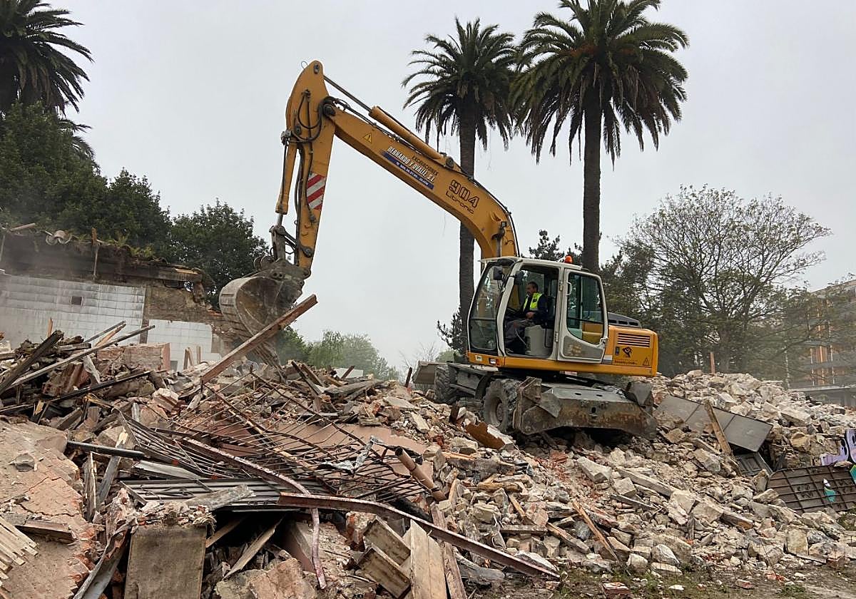 Derribo del bar del parque de El Lauredal