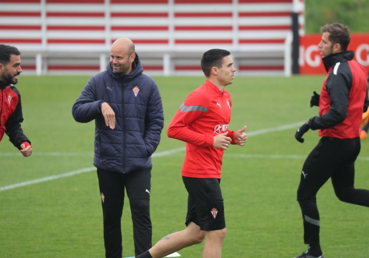 Ramírez bromea con Djuka pasando a su lado durante un ejercicio en el entrenamiento de ayer.