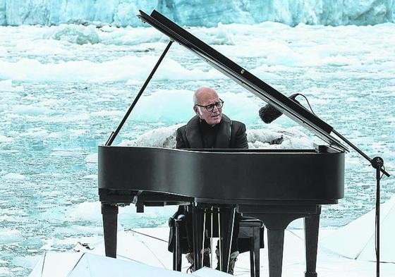 El pianista Ludovico Einaudi tocando 'Elegy for the Arctic', sobre una plataforma en el océano ártico , en una acción de Greenpeace para concienciar sobre la necesidad de proteger las aguas del Ártico.