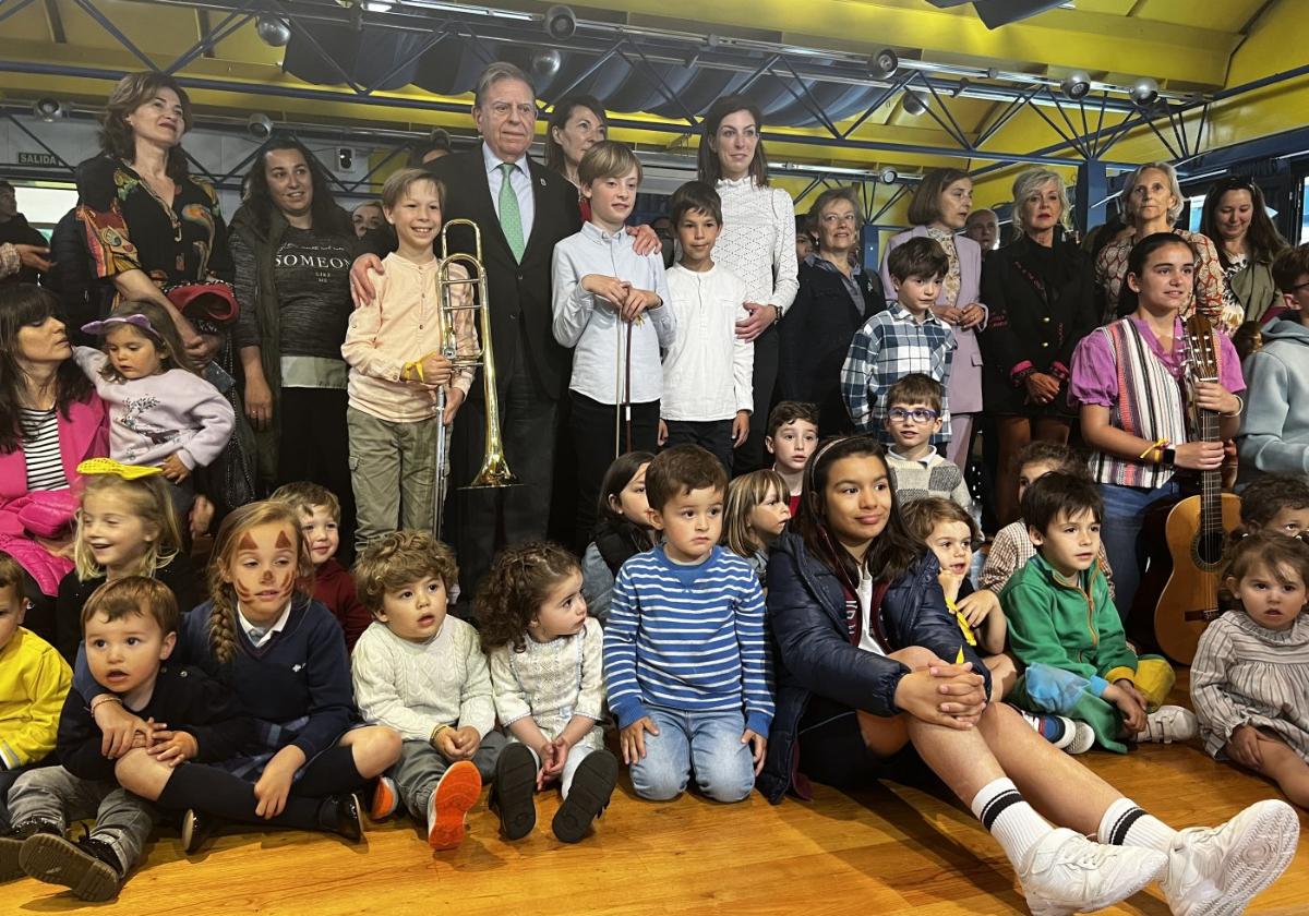 Los niños posan para la foto junto al alcalde.