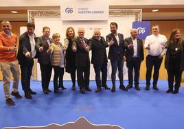 Miguel Tellado, Diego Canga, Álvaro Queipo y Silverio Argüelles con los alcaldes de Cangas de Onís, Peñamellera Baja, Villayón, Oviedo, Coaña, San Martín de Oscos y Caravia en un acto de homenaje del Partido Popular a sus alcaldes en Asturias que tuvo lugar la pasada semana en Llanera.