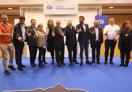 Miguel Tellado, Diego Canga, Álvaro Queipo y Silverio Argüelles con los alcaldes de Cangas de Onís, Peñamellera Baja, Villayón, Oviedo, Coaña, San Martín de Oscos y Caravia en un acto de homenaje del Partido Popular a sus alcaldes en Asturias que tuvo lugar la pasada semana en Llanera.