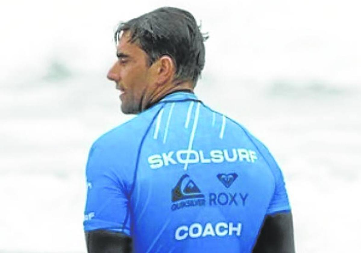 Álvaro Naves, durante una de las clases de surf.