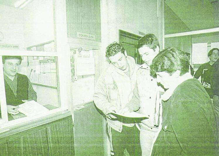 Futuros alumnos prematriculándose en el Calderón de la Barca.