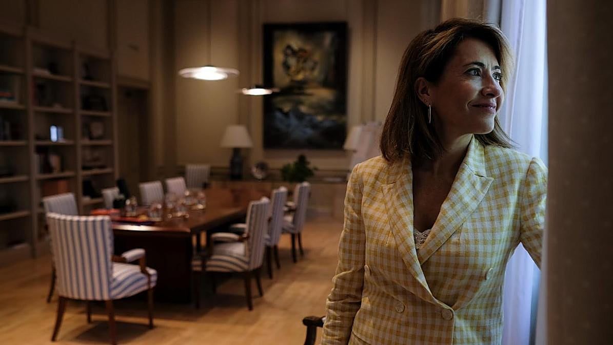 La ministra de Transportes, Movilidad y Agenda Urbana, Raquel Sánchez, en su despacho del Ministerio.