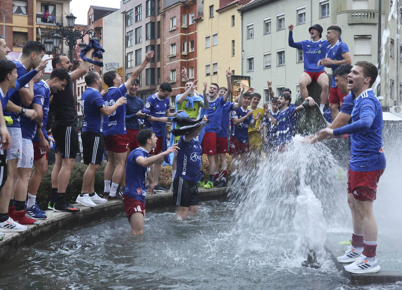 La eufórica celebración del ascenso del Covadonga