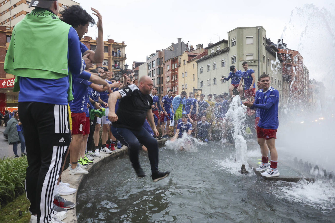 La eufórica celebración del ascenso del Covadonga