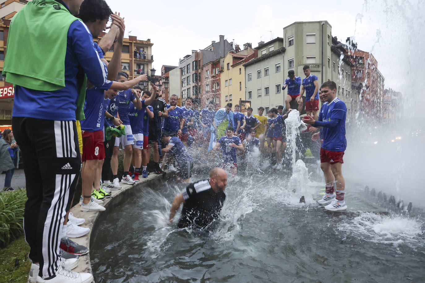 La eufórica celebración del ascenso del Covadonga