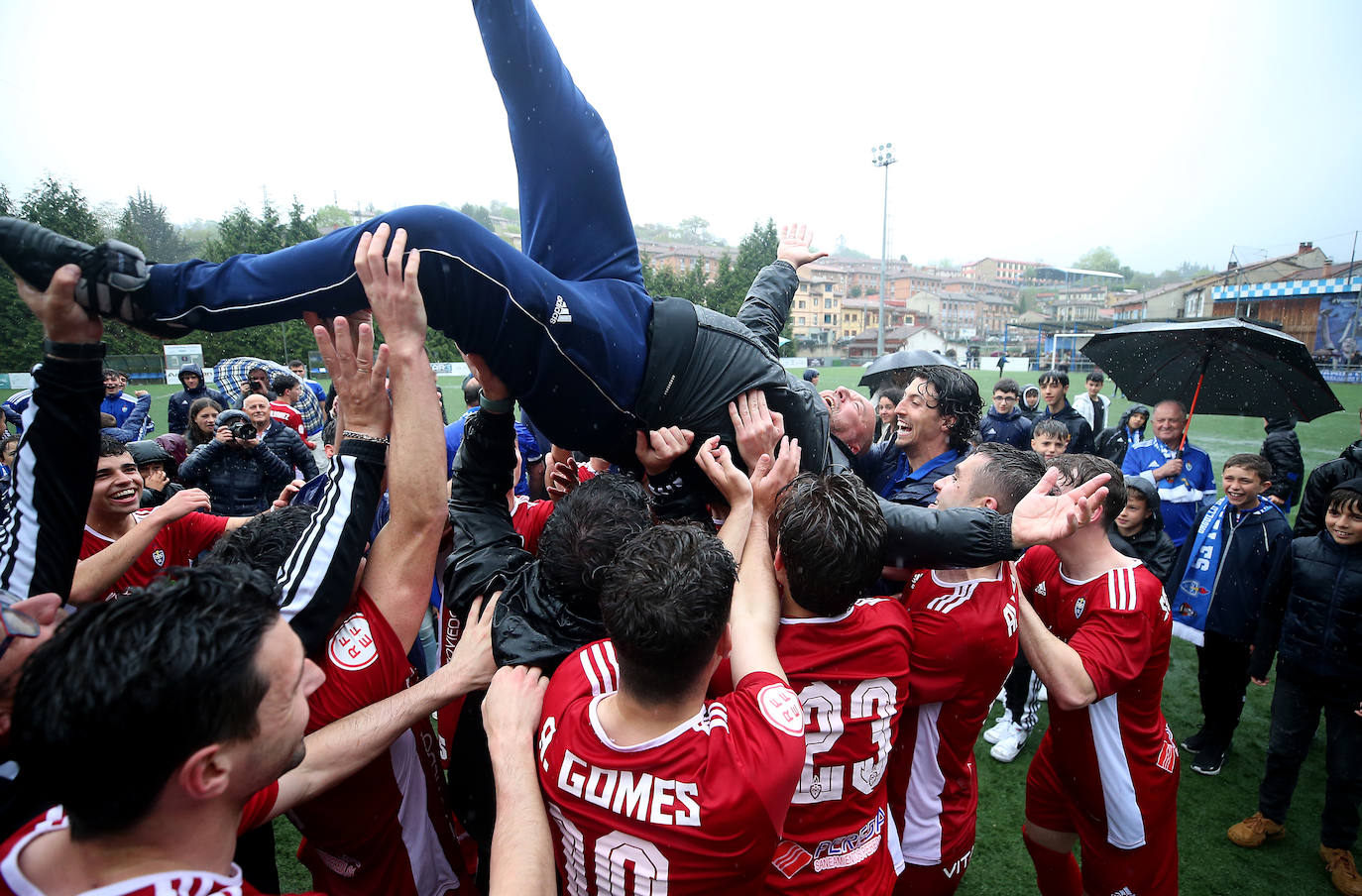 La eufórica celebración del ascenso del Covadonga