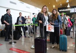 Patricia Alviz junto a su hija Manuela, en la cola para embarcar en el vuelo con destino Fráncfort.