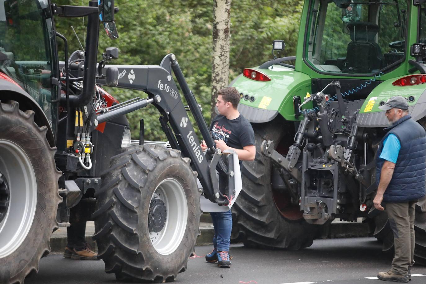 Tractorada de protesta del campo asturiano en las calles de Oviedo