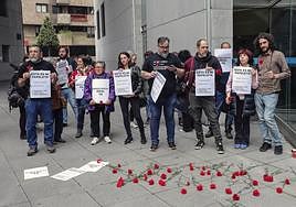 Militantes de Podemos Asturias durante la concentración que han celebrado hoy lunes frente al Palacio de Justicia de Oviedo, sede de la Junta Electoral Provincial