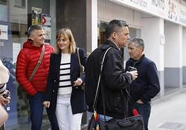 Rafa Palacios y Covadonga Tomé, esta semana junto a la sede de Podemos.