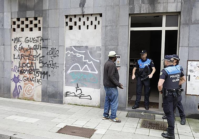 Uno de los okupas, tras el desalojo.