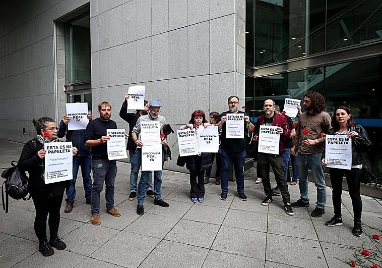 Militantes del sector crítico de Podemos se concentraron ayer a las puertas de la Junta Electoral.