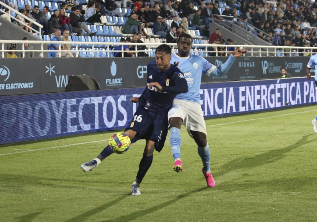 Camarasa trata de controlar un balón ante Kevi Appin el pasado sábado en Cam Misses.