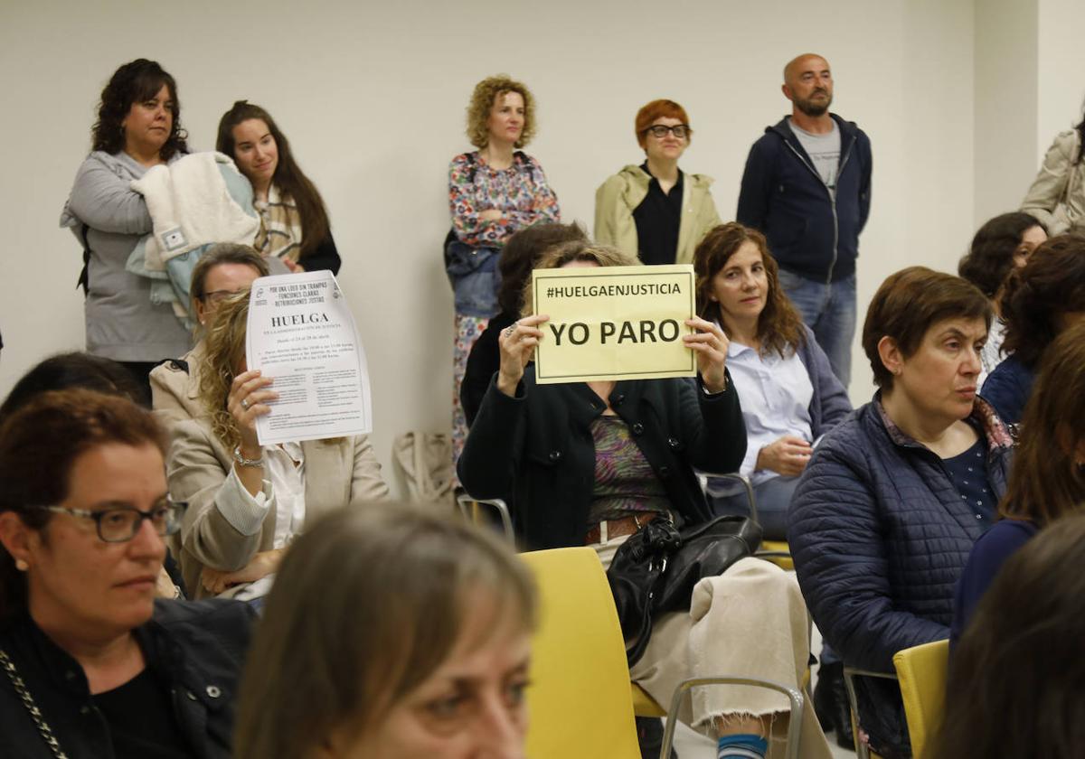 Protesta de los funcionarios de justicia en los juzgados de Gijón.