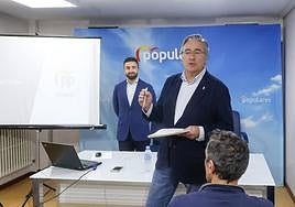 Pablo González en la sede del PP.