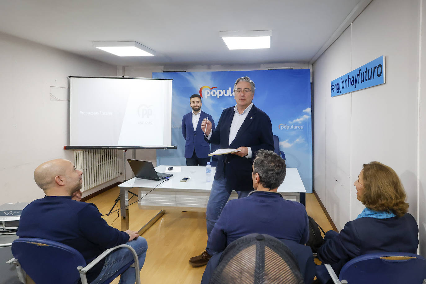 Pablo González en la sede del PP.