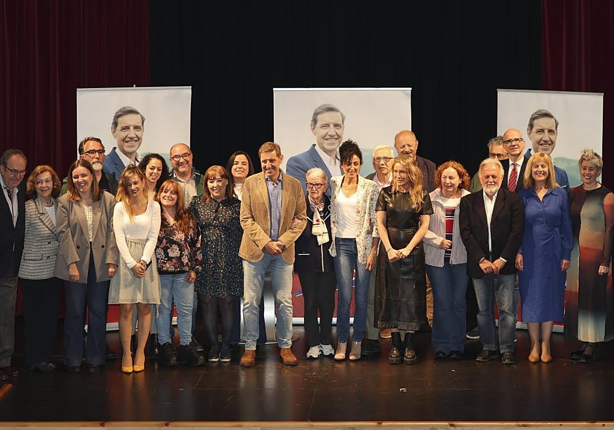 Los miembros de la candidatura socialista, ayer en Trubia.