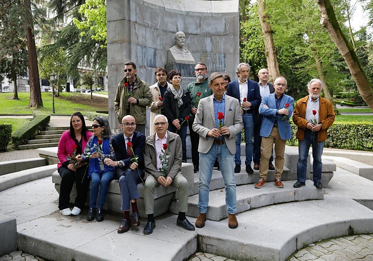Los asistentes al acto en honor de Clarín, con Fernández Llaneza en el medio y con una flor en la mano.