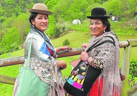 Las cholitas escaladoras Ana Lía Gonzales y Dora Magueño, con la Sierra del Aramo detrás. damián arienza