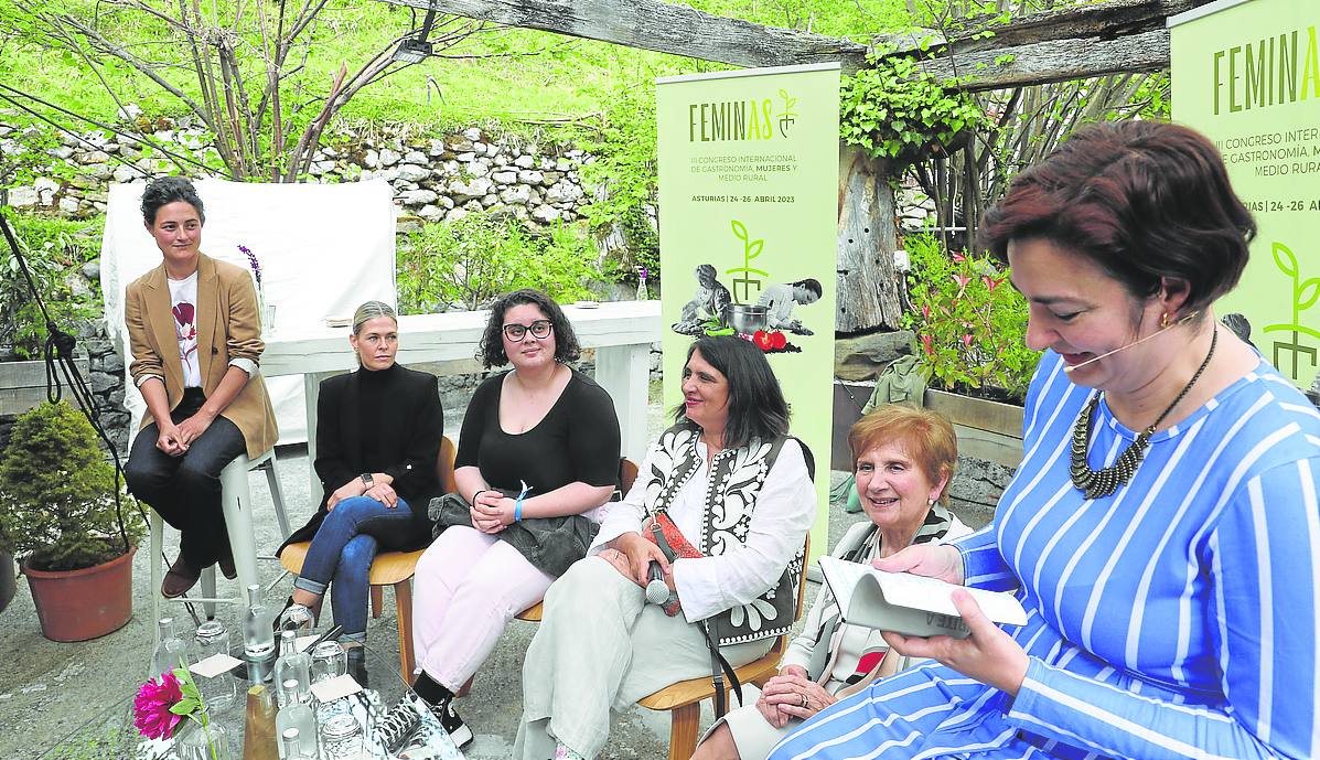 Irene Rodríguez, Susana Casanova, María Maceiras, Natalí Lobeto y Marigel Álvarez, con Ana Vega.