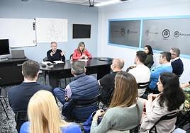 Diego Canga y Esther Llamazares se reunieron con una treintena de avilesinos en su seda local.