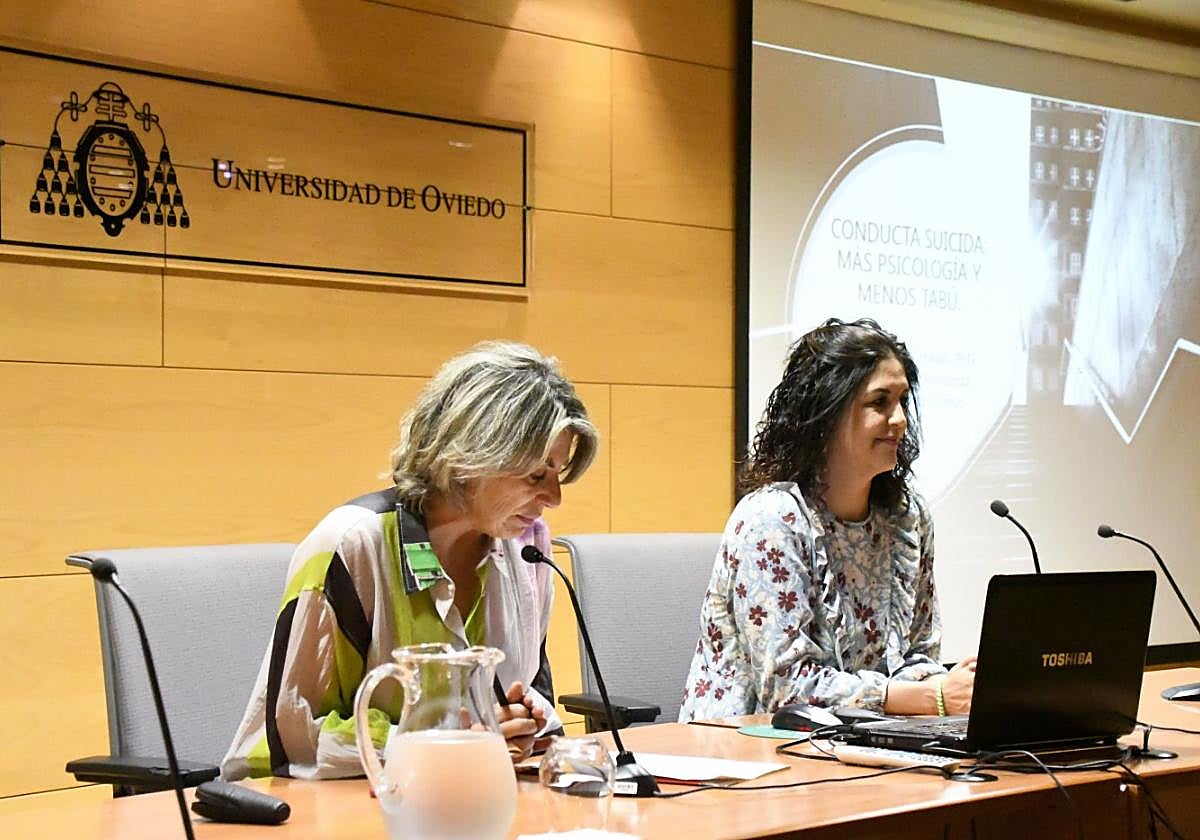 Mercedes de Soignie, a la izquierda, presenta a la ponente, la psicóloga Susana Al-Halabí.