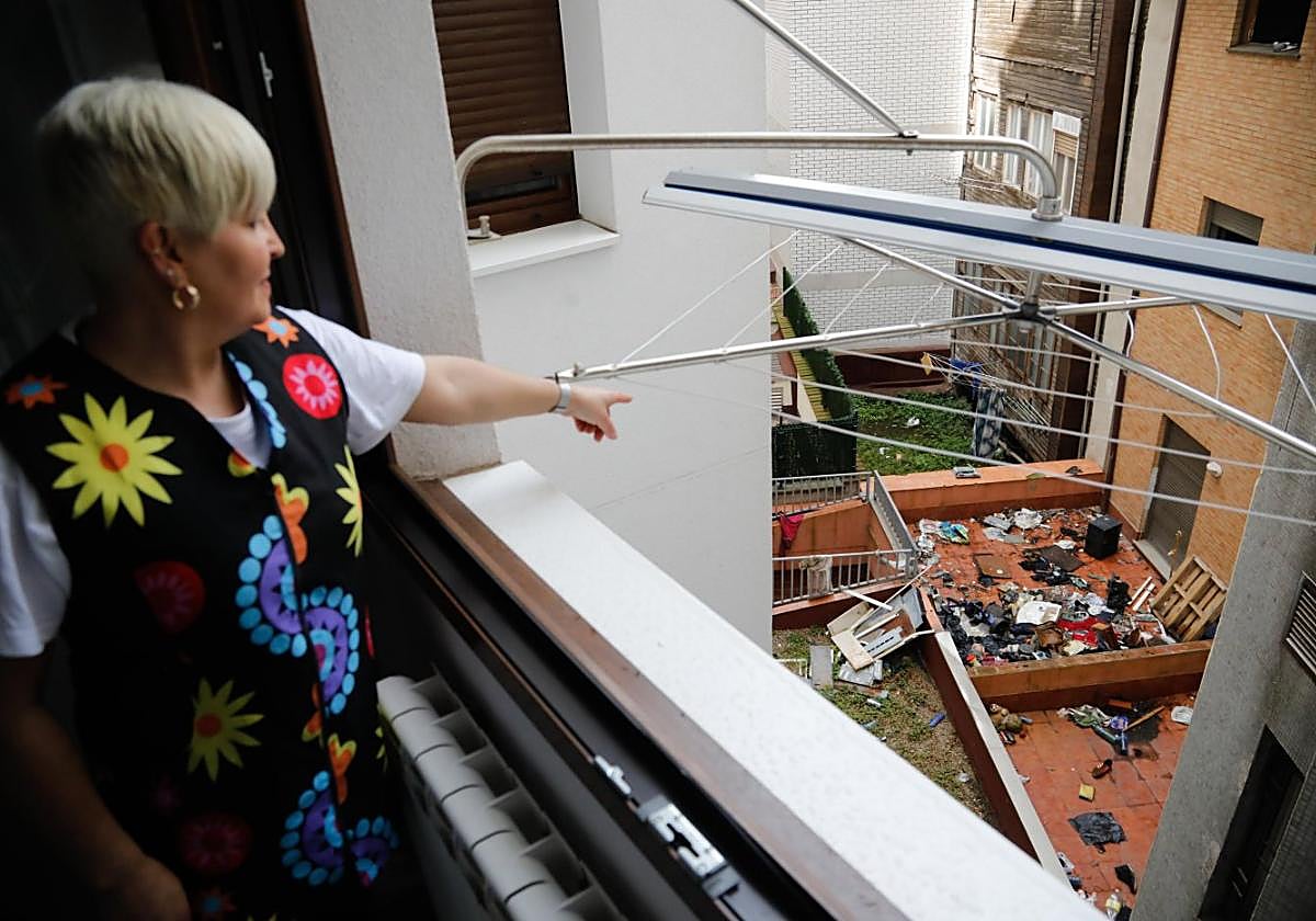 Una vecina de la calle Álvarez Garaya señala la basura.