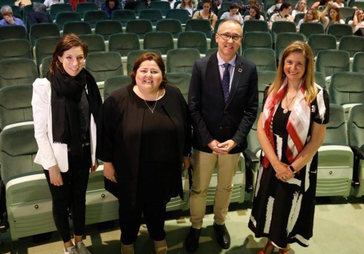 La concejala Lourdes García; Paloma Pacho, del Colegio Oficial de Médicos; el consejero Pablo Fernández; y la pediatra María Ángeles Ordóñez, minutos antes de inaugurarse el Congreso.