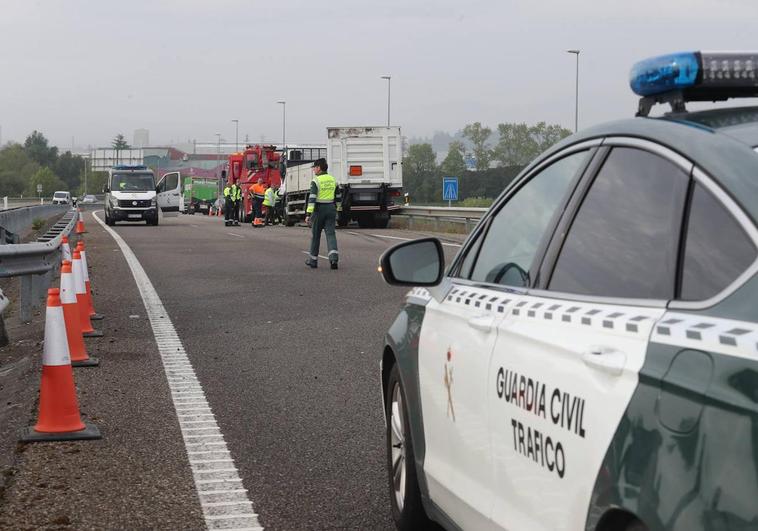 La Guardia Civil, en el lugar del siniestro. Al fondo, el camión implicado en el accidente.