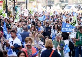 La protesta ha congregado a un millar de personas.