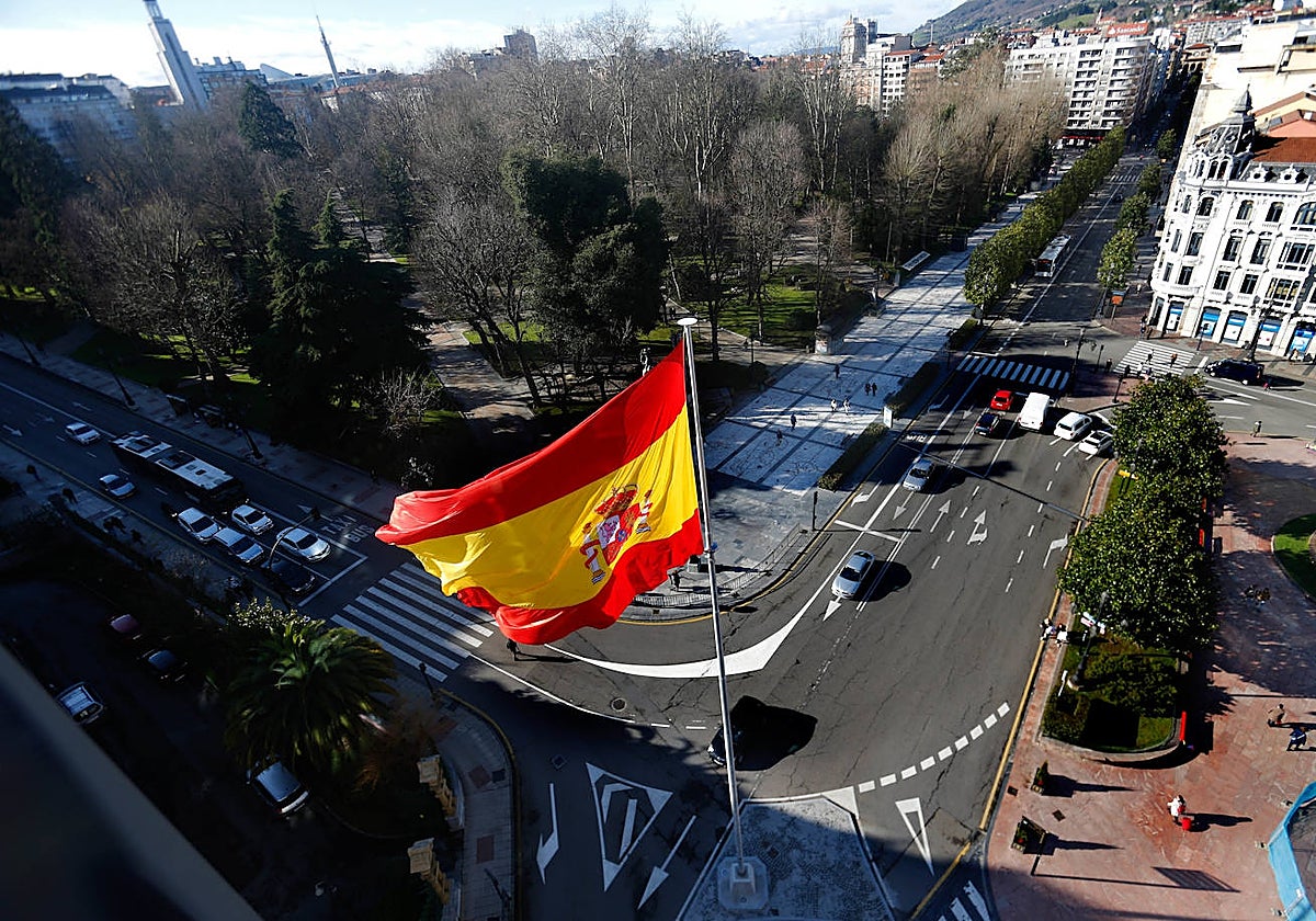 Una vista desde el Termómetro de la confluencia de las calles Uría y Marqués de Santa Cruz.