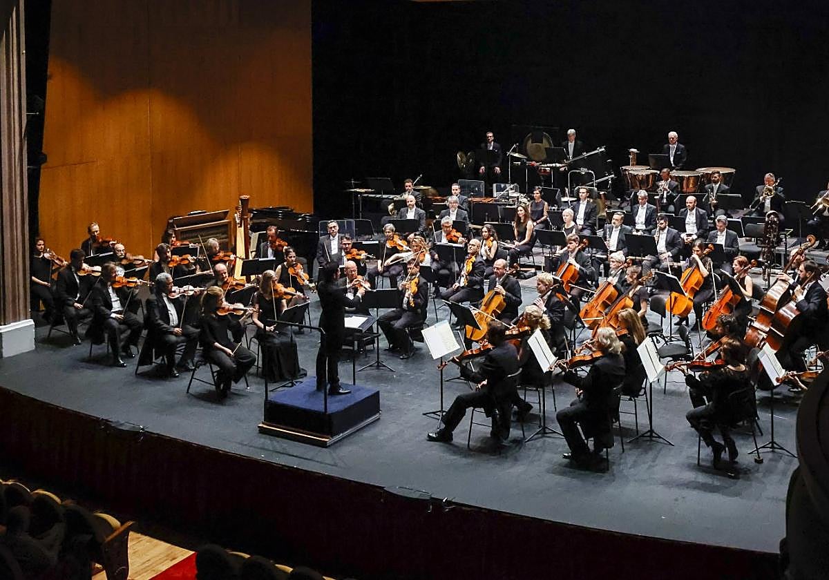 La OSPA ofreció ayer un recital en el Jovellanos con obras Gerhard, Dvorak y Prokofiev bajo la batuta de Nuno Coelho.