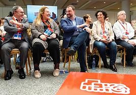 Barbón, entre las consejeras de Educación y Cultura, en la clausura de las jornadas, celebradas en Cangas de Onís.