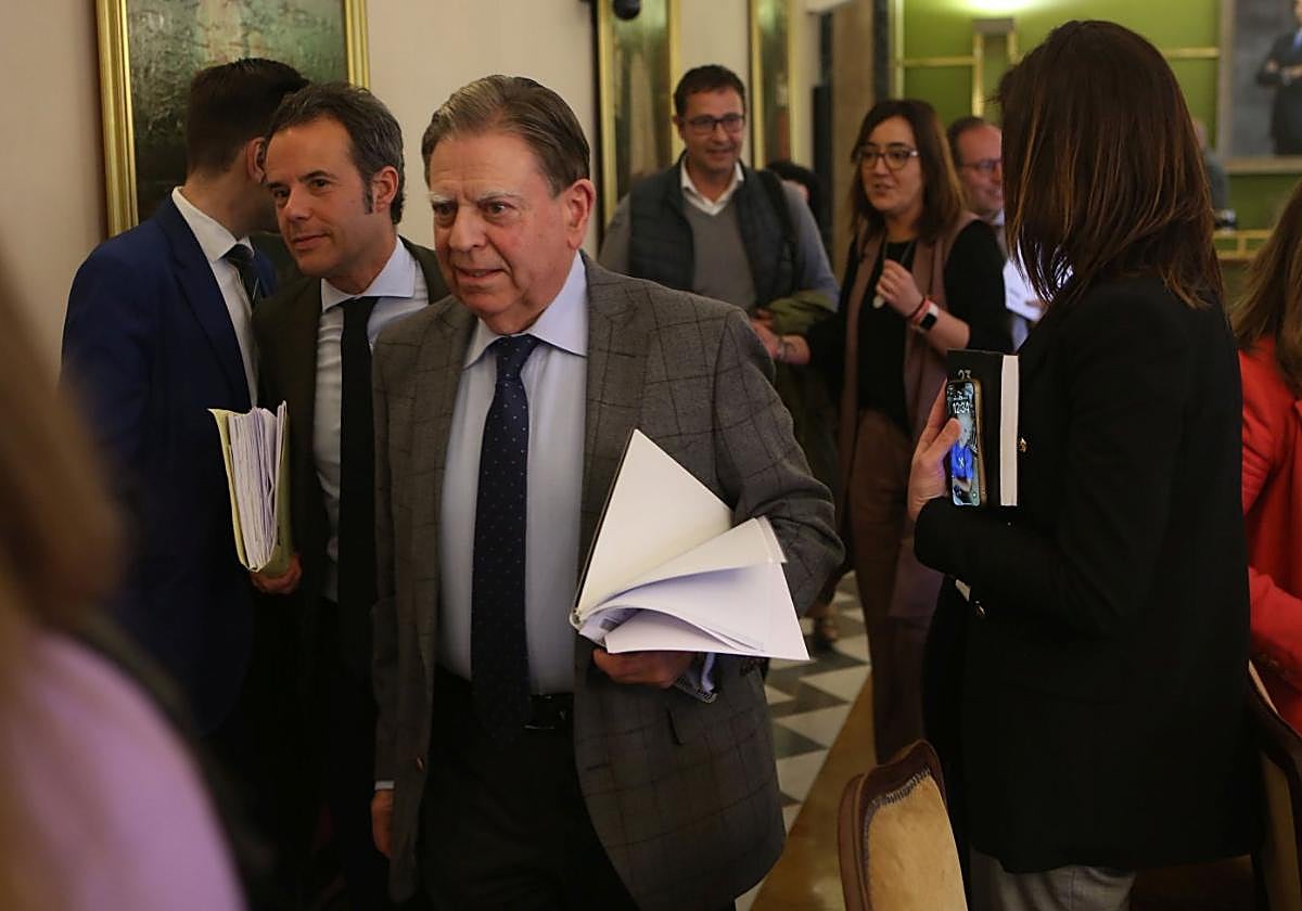 El alcalde, respaldado por Nacho Cuesta y otros ediles del PP, a la salida de un Pleno.