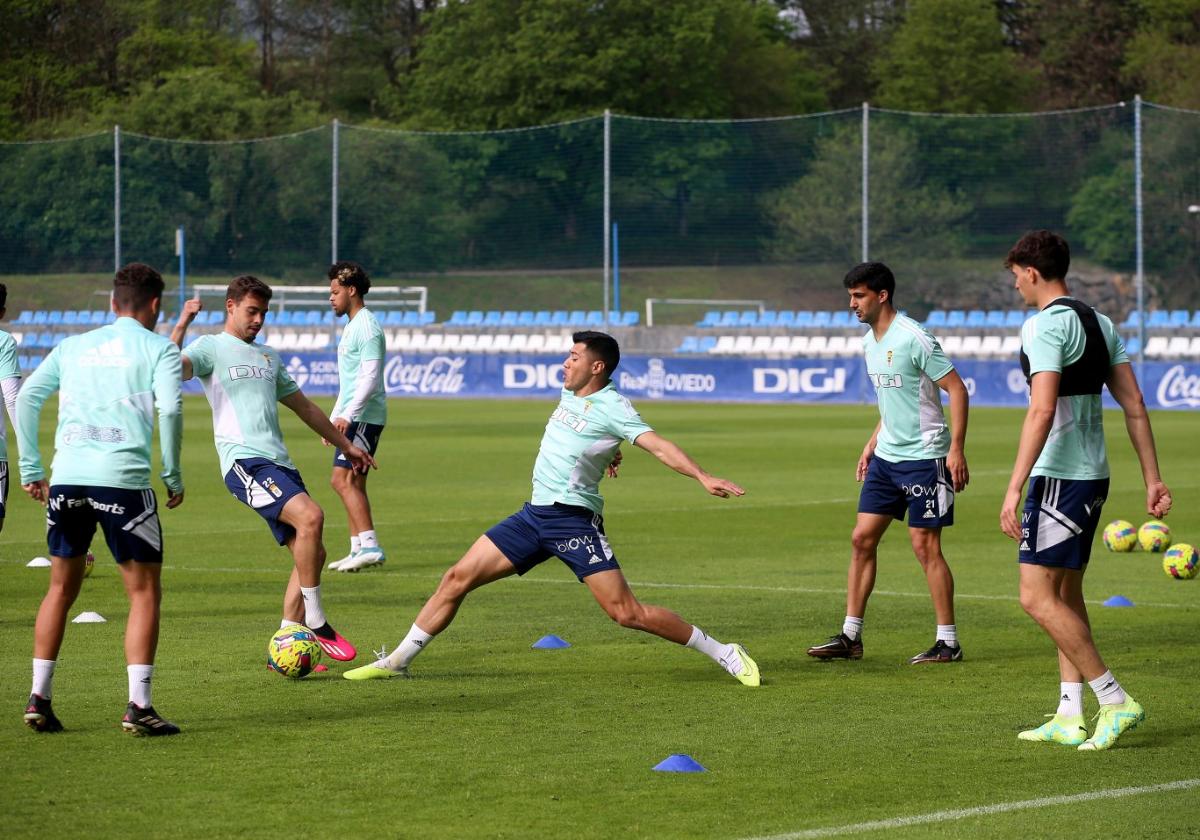 Leo Sequeira, en el centro del rondo, junto a Mascarenhas, Pomares y Oier Luengo, sobre el césped de uno de los campos de El Requexón.