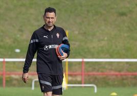 Dani Mori en un entrenamiento del Sporting B.