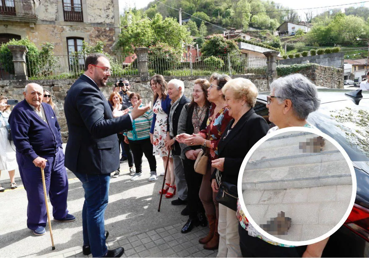 El presidente del Principado acudió a Ponga, donde se celebraba en Consejo de Gobierno. A las puertas del Ayuntamiento aparecieron dos cabezas de lobo.