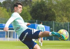 Raúl Moro durante el entrenamiento del Real Oviedo