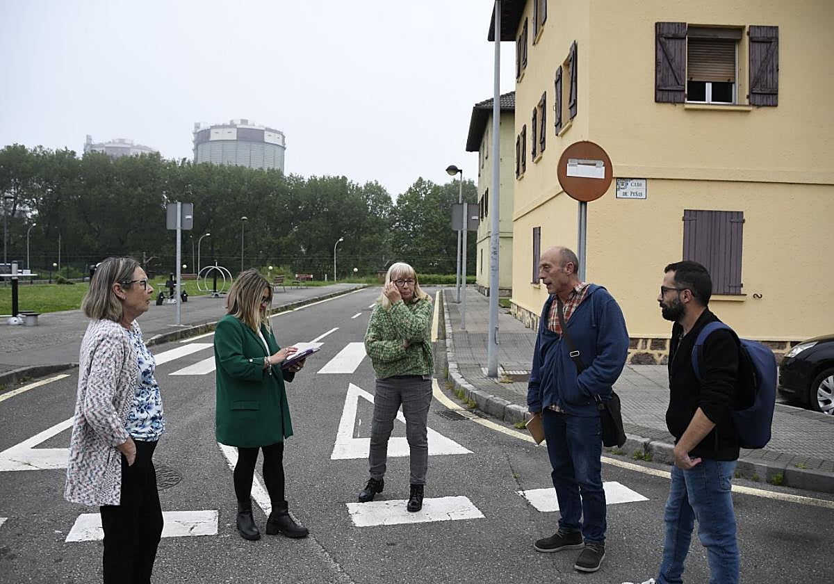 Sara Retuerto, Agustín Medina y David García, con vecinos.