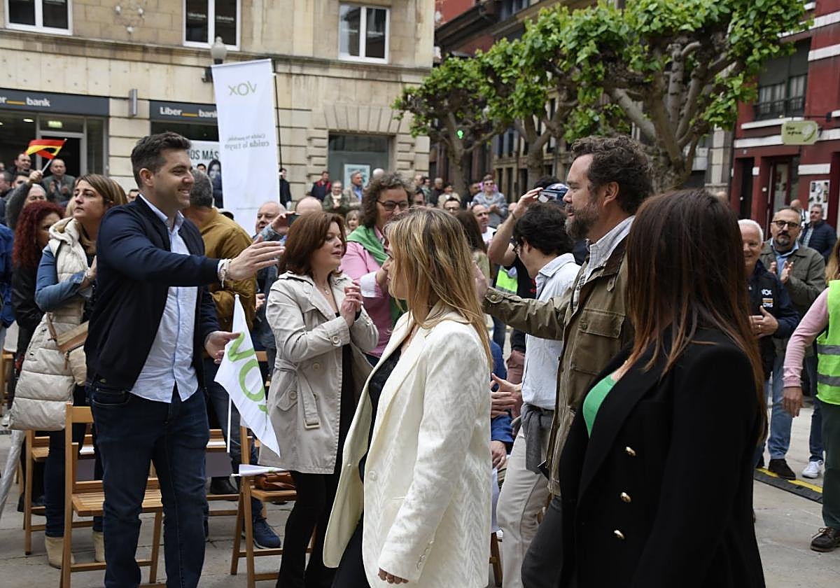 Espinosa de los Monteros, junto a Riola, Figaredo y López, es aclamado a su llegada a Camposagrado.