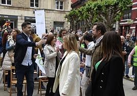 Espinosa de los Monteros, junto a Riola, Figaredo y López, es aclamado a su llegada a Camposagrado.
