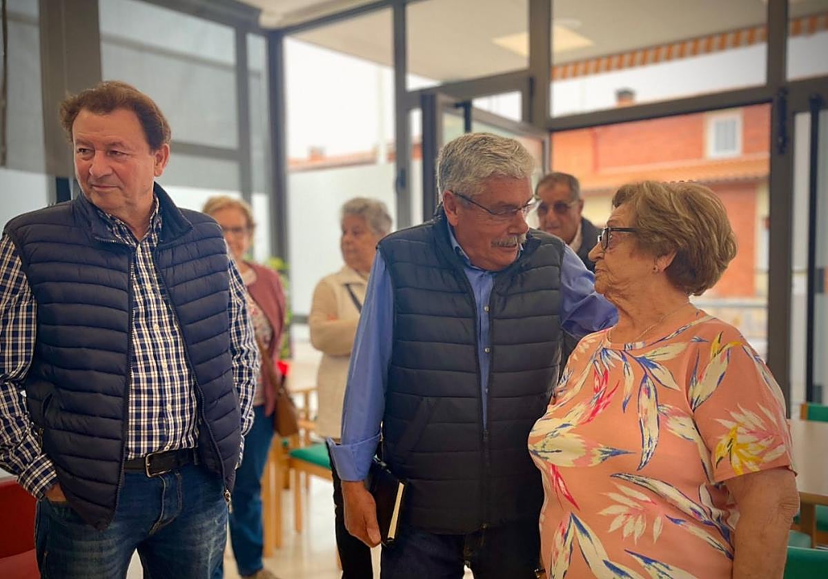 Floro, durante su encuentro con la asociación de pensionistas y jubilados El Costeru, de La Camocha.