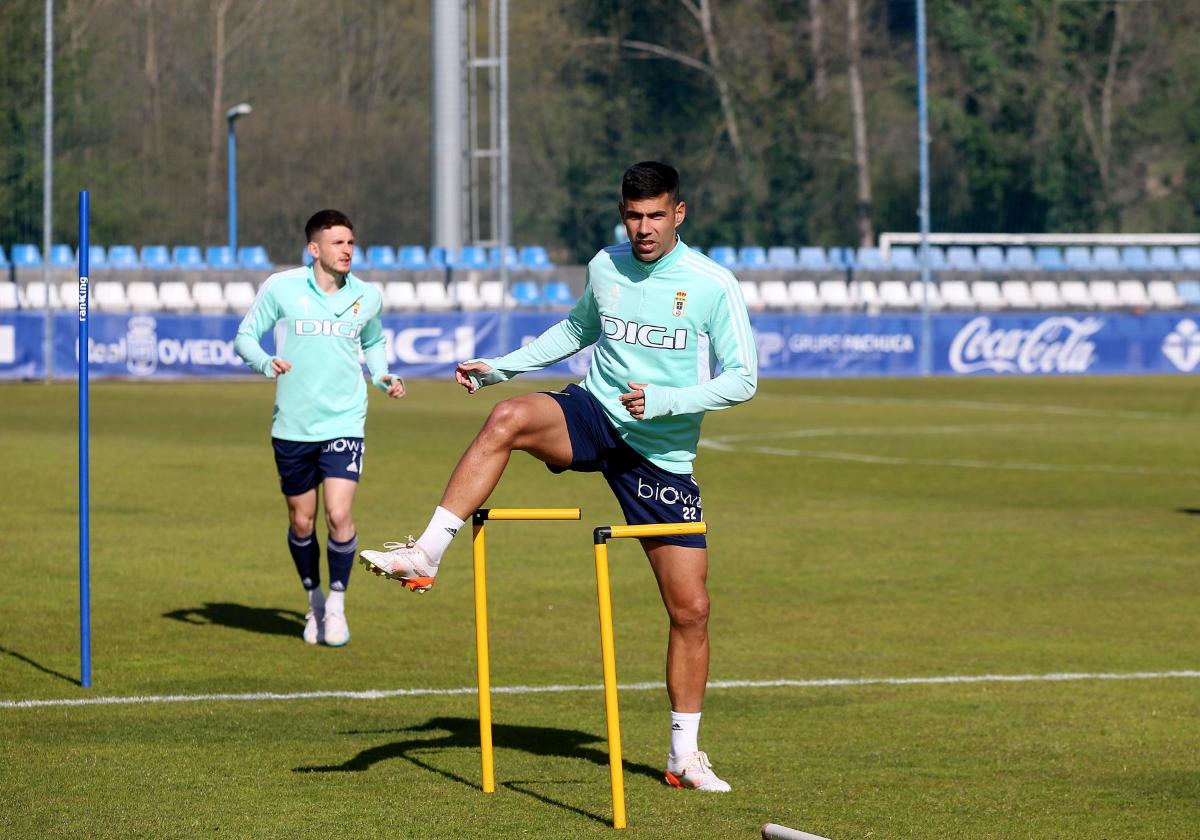 Juanfran realiza un ejercicio durante un entrenamiento del equipo en El Requexón.